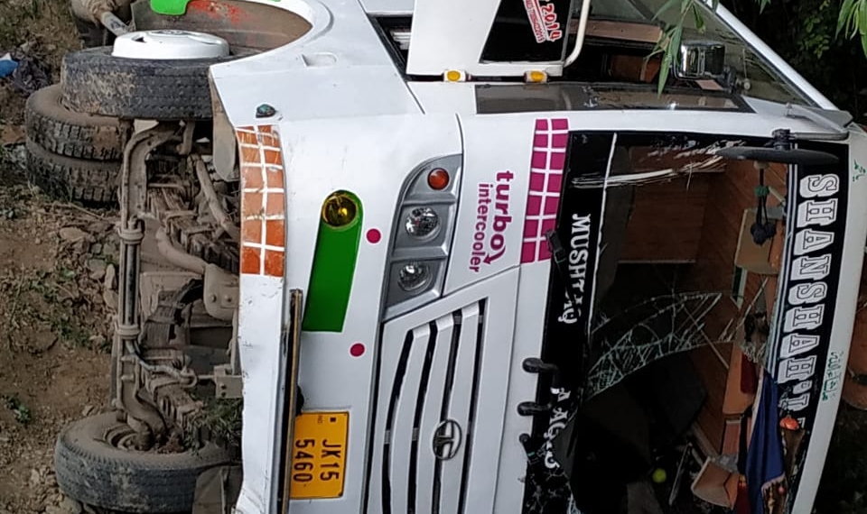 11 wounded as bus overturns in Ganderbal