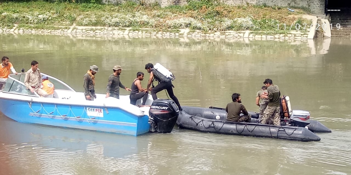 ARMY SPECIAL DIVERS ONLY HOPE FOR PARENTS IN DESPAIR AT SRINAGAR AS THEY SEARCH FOR DROWNED 14 YEAR OLD BOY