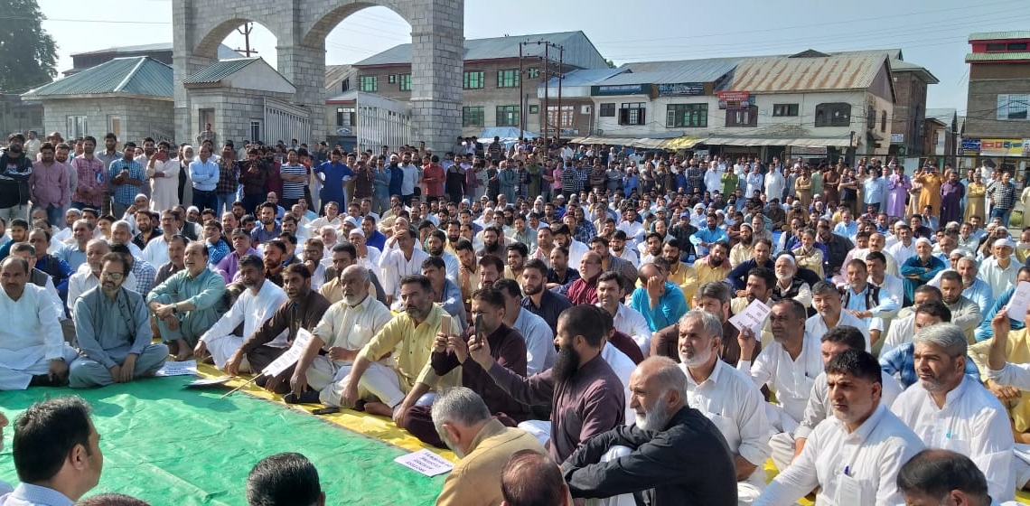 National Highway Restrictions: Sopore Fruit Mandi held demonstration