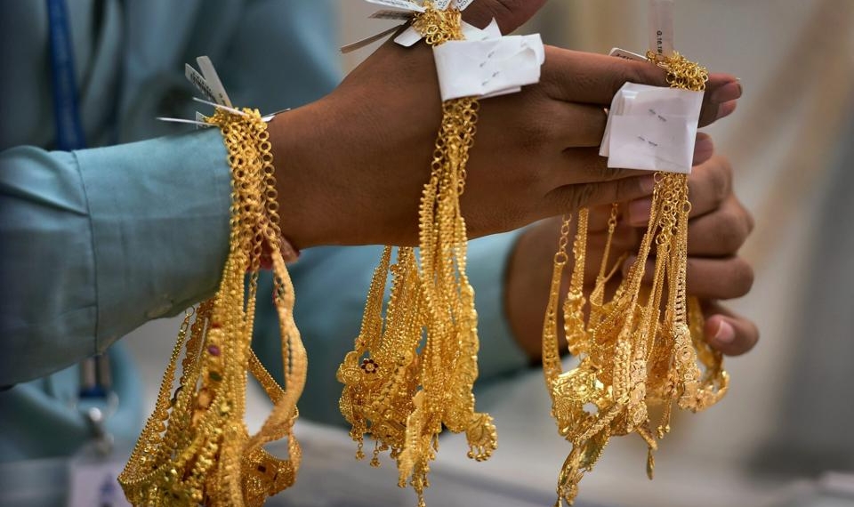 Gold tumbles nearly 2% as trade truce dents safe-haven demand