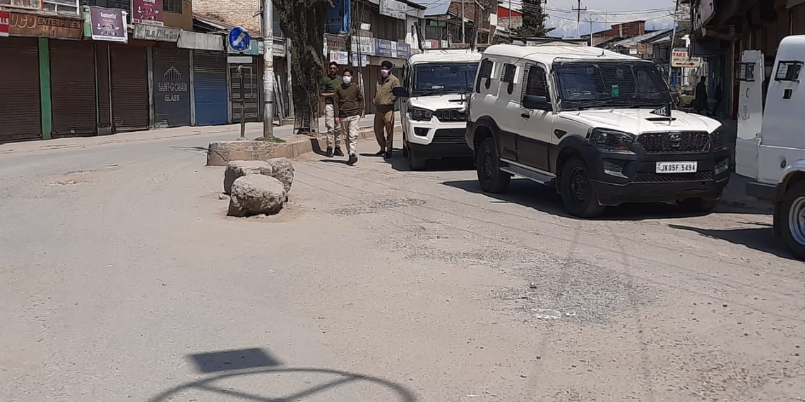 COVID-19: Amid fear, two shops looted, one set ablaze in Sopore