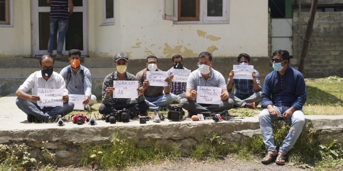 Scribes protest in Tangmarg against Tehsildar, demand action