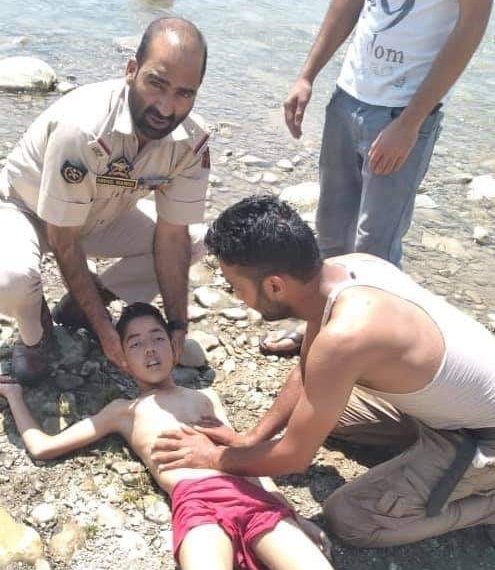 Cops risk lives to save boy from drowning in Bandipora