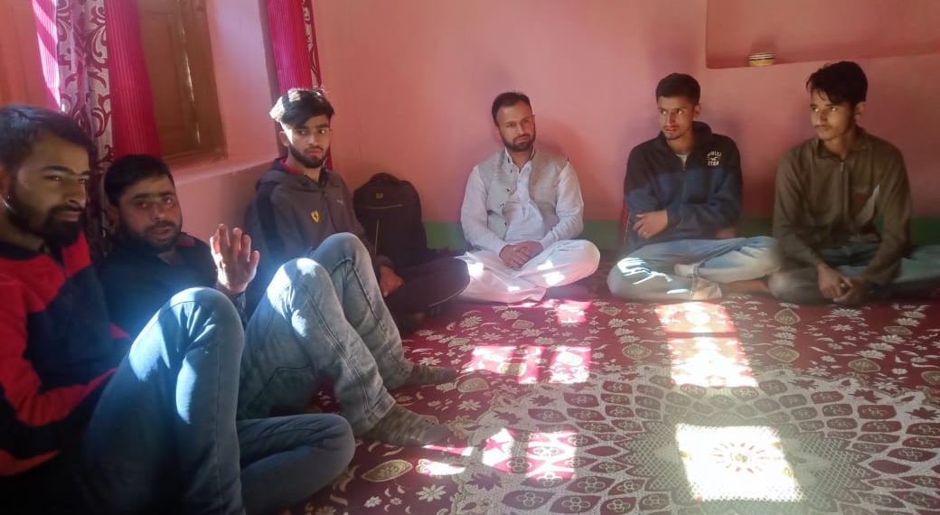 Youth Delegation from Dogripora Rajwar Handwara today meets Youth leader Mudasir tantry.