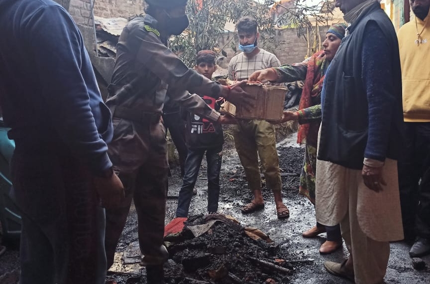 Army extended to the familes in Neharpora Sopore, who lost their houses in fire incident
