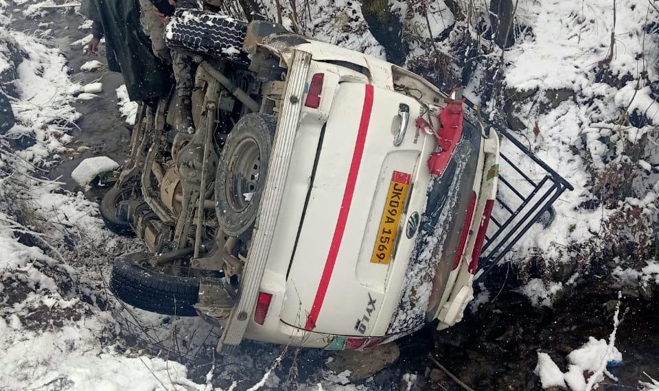 Army rescues another accident vehicle – as always a ‘True Friend of Awam’ in Jugtiyal Village, Kupwara District