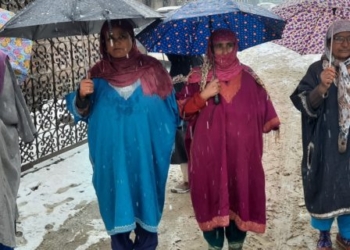 Amid snowfall, acute water scarcity triggers protest in Sopore