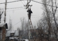Despite snow PDD employees works hard to provide power supply in Sopore