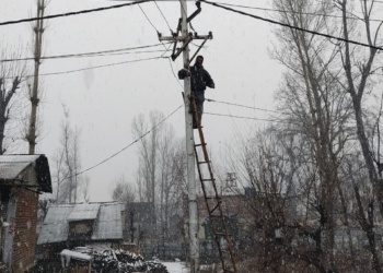 Despite snow PDD employees works hard to provide power supply in Sopore
