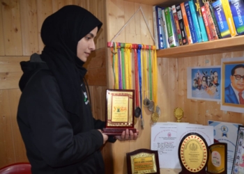 Meet 17-year-old Parihaan, only girl from Bandipora who is Yoga national champion