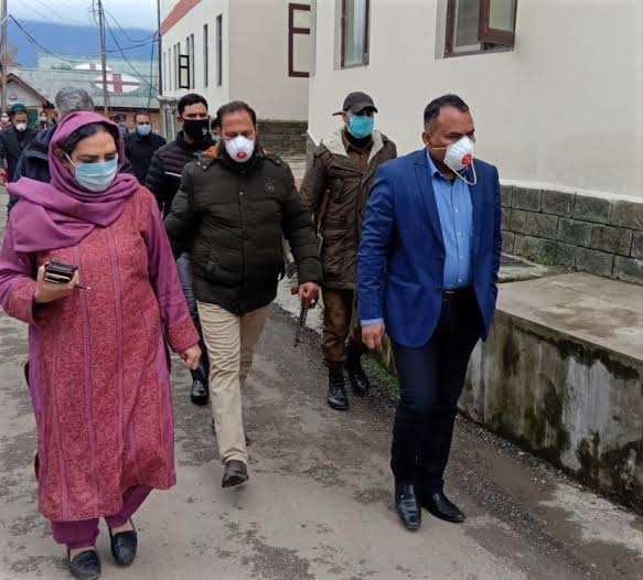 Div Com visits Srinagar hospitals to take stock of healthcare functioning during snowfall