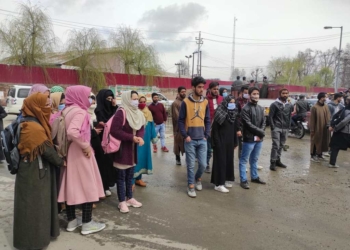 Sopore college students protest against Kashmir University