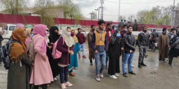 Sopore college students protest against Kashmir University